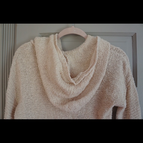 Cable knit hoodie sweater. - Picture 8 of 8